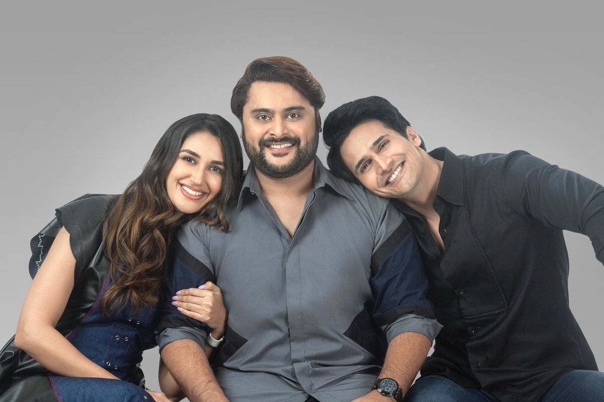 navvyB's tweet photo. To New beginnings ❤️

🌸 घरत गणपती 🌸  

@navigns #namratabandiwadekar @nikifyinglife 
@Bhushan_Pradhan @sandeepkale9920 

#GharatGanpati #NikitaDutta #Navigns #BhushanPradhan #NavjyotBandiwadekar #MarathiFilm #Announcement https://t.co/4FgpnMiJfv