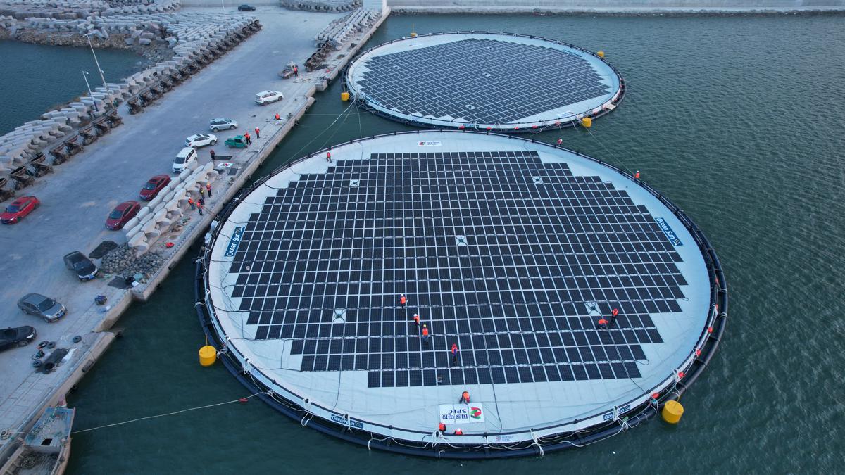 ChinaDaily's tweet photo. A floating solar power farm entered service recently off Haiyang, Shandong province. The project is integrated with offshore wind turbines, making it the world's first floating hybrid wind-solar project, the local publicity office said. https://t.co/PTCcZ3Odiy