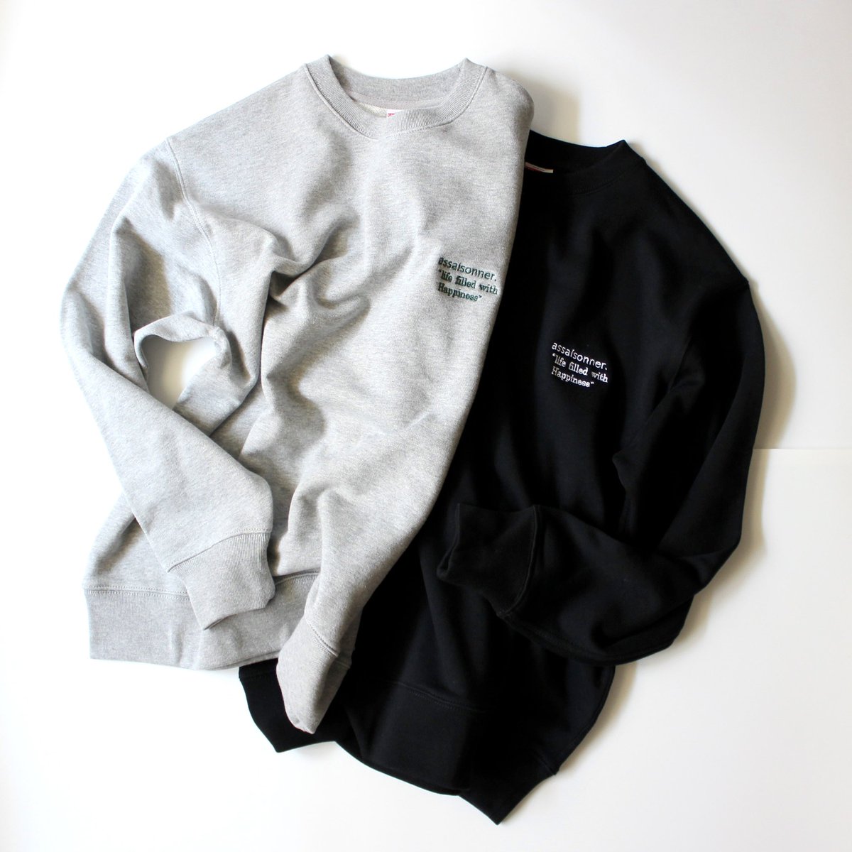 needer_ky's tweet photo. 【受注販売開始まで、あと4日!!】
assaisonner.新作「刺繍ロゴスウェットシャツ」

「デニムに合う大人のスウェットシャツ」をコンセプトに開発！デニムと合わせるだけで、自然な印象でオシャレなコーディネートに仕上がります！

◾️販売サイト◾️
https://t.co/3wZVNcSsUY https://t.co/IMNrnqQJg8