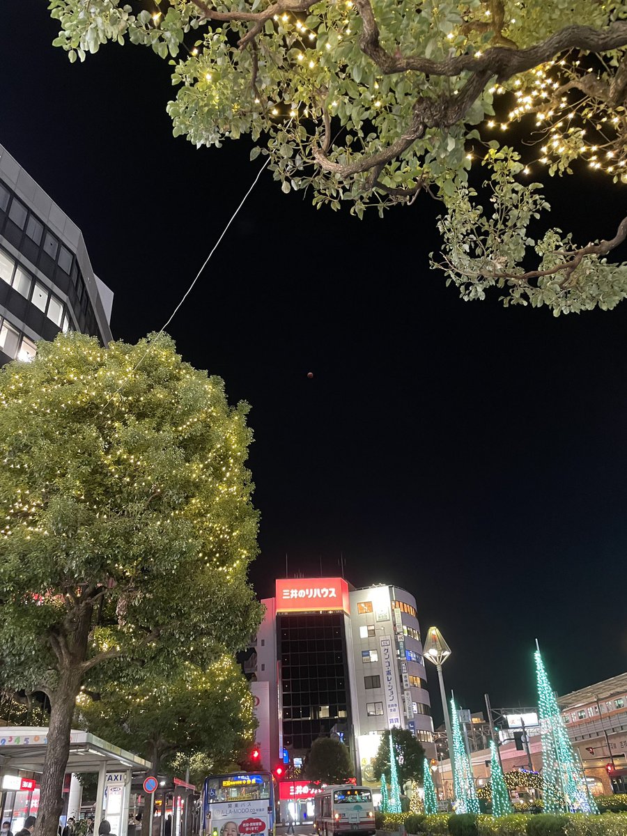umb2xx's tweet photo. 明日は雲隠れ��ます、、
#単休終わったら本気出す
#iPhoneの限界
#皆既月食2022 https://t.co/INxjv0pftW