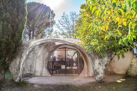 WowHauser's tweet photo. I have featured a few projects, but none like the 1970s Atelier Palegre by Pascal Hausermann and Claude Costy in Ponsas, southeast France. Currently a workshop/studio, it has the potential to be converted into your own bubble house if you love the concept. https://t.co/M2dNCiiHHR https://t.co/8uPcpAY6hb