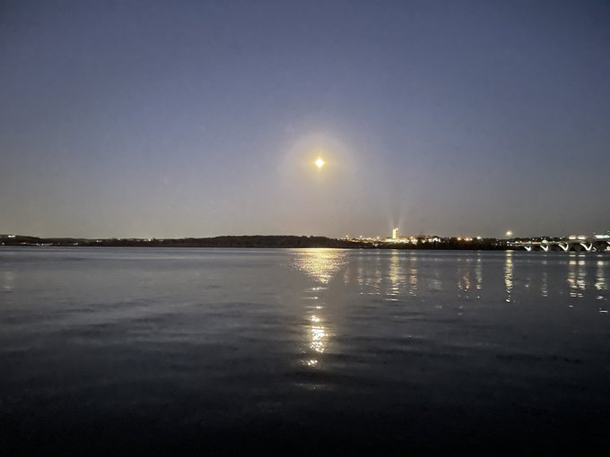 PAUA2019's tweet photo. Blood moon https://t.co/vglPlirm1q