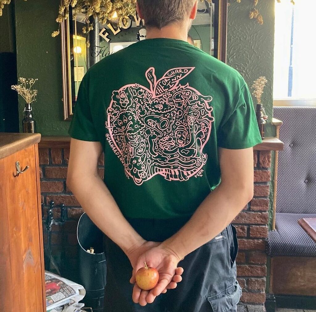 SimplePrint1's tweet image. A recent re-print for a regular customer @orchardinnbristol and in a new colour way!! 🍎 Get down there and get yourselves one!!! #simpleprintstudio #tshirtprinting #handprinted #screenprinting #smallbusinessuk #bristol Artwork @peoncrack instagr.am/p/CksnkbhMMiP/