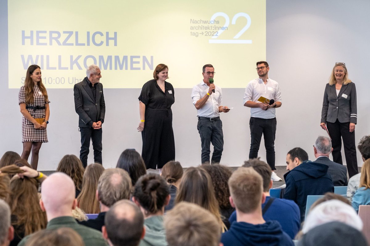 Studierende, Berufseinsteiger*innen, Lehrende sowie Kammervertreter*innen aus allen Bundesländern trafen am 28.10. in Berlin auf dem #Nachwuchsarchitekt:innentag der <a href="/BAK_Berlin/">Bundesarchitektenkammer</a> und <a href="/nexture_plus/">nexture +</a> für einen intensiven Austausch aufeinander. Zum Nachbericht: aknw.de/aktuelles/news…