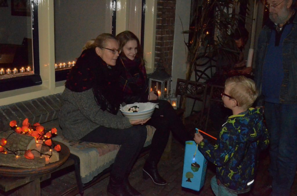 11 november vindt het Sint-Maartensfeest weer plaats in Zaltbommel. 🪔

Tijdens deze avond vol gezelligheid lopen kinderen de route van Sint-Maarten. Na de optocht kan je rond het museum nog genieten van vuurtjes en gezellige muziek. 🔥🍭

Meer weten? ⤵️
ap.lc/pSjMB