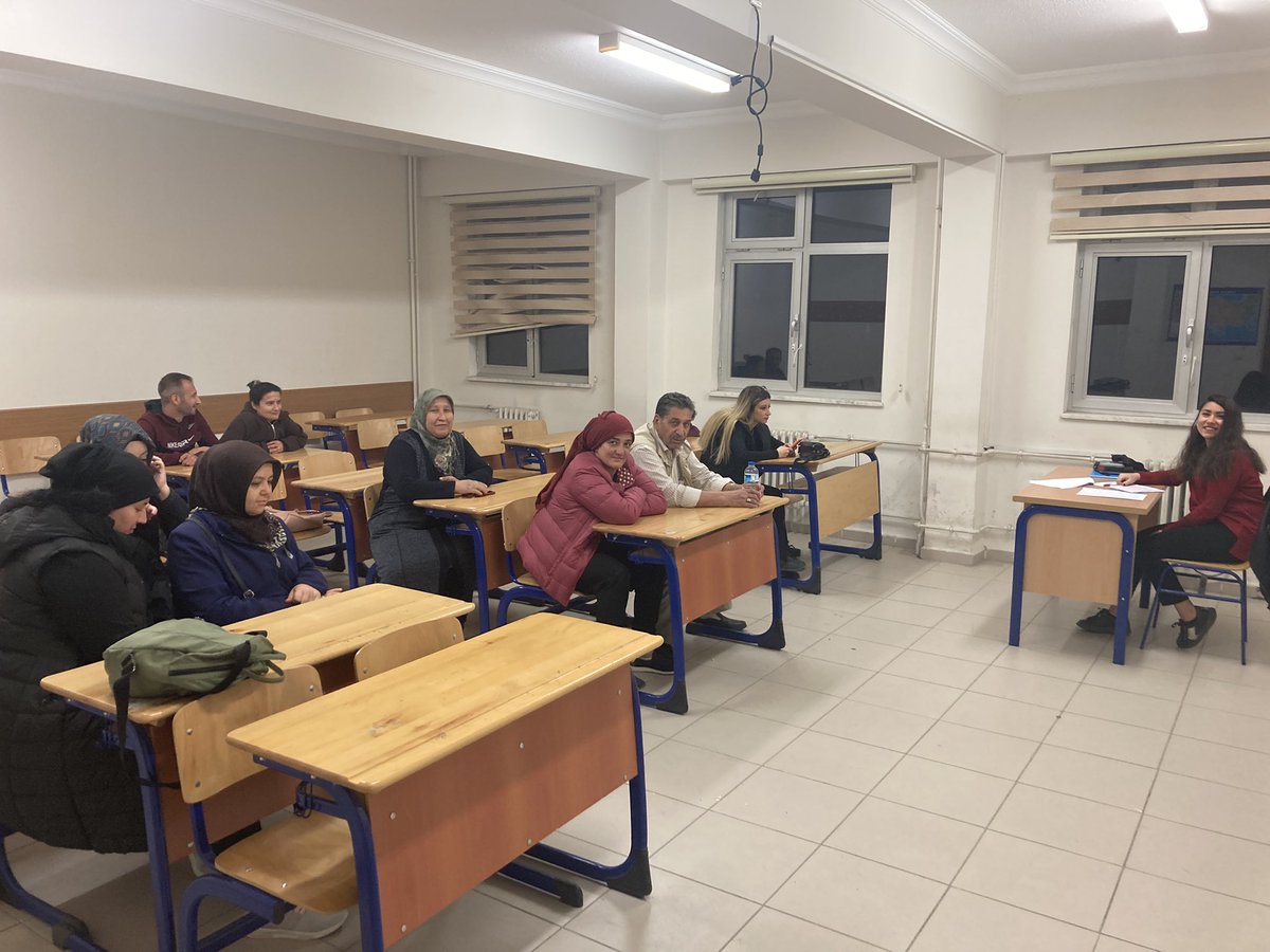 simavhalkegitim's tweet photo. "Hasta ve Yaşlı Öz Bakımına Destek Olacakların Eğitimi" Kursumuz devam ediyor. @halilaktay35 @BasyigitHasann https://t.co/h90BmYP3KA