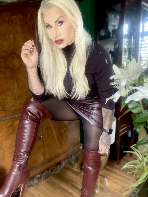 Thick #pantyhose and #overkneeboots 
That kind of weather https://t.co/4BqKP4f4qr