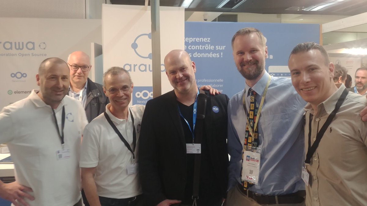 Arawa_fr's tweet photo. ❤️ À l'#OSXP22, nous sommes toujours heureux de croiser nos partenaires tels que, sur cette photo, @fkarlitschek de @Nextclouders et @michael_meeks de @CollaboraOffice.
#Nextcloud #Collabora #CollaboraOffice #CollaboraOnline #NextcloudOffice #OpenSource #OSXP #DigitalWorkplace https://t.co/MZxhd6oiiO