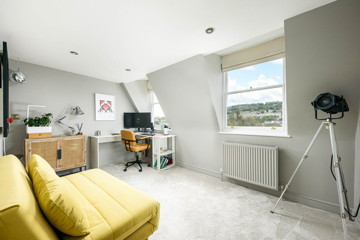 ✨Stunning City centre apartment ✨

Introducing Duke Street, an impressive city central 2 bedroom top floor apartment, with lovely communal gardens and enjoying spectacular views to the rear towards beautiful National Trust Land.

Details 👉cobbfarr.com/property/?pid=…
