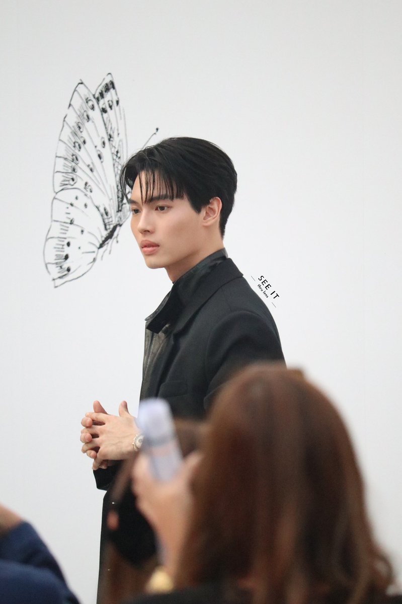 seeitthrulens's tweet photo. Looks so damn handsome with black suit 😍

OMEGAHerTime x Win 
#OMEGAHerTime 
#OMEGAThailand 
#winmetawin https://t.co/0qBcdDB79I