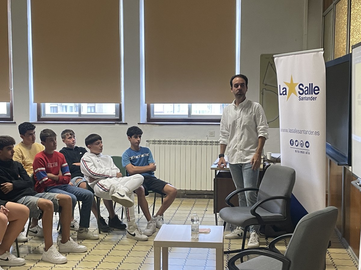 LaSalleSdr's tweet photo. 🎙️Hoy ha estado con nosotros @mariosmr, antiguo alumno y periodista de @A3Noticias explicando a los alumnos de 3º #ESO cómo podemos detectar que una noticia es falsa
#JuntosMejor 🫂
#SomosLaSalle💫 https://t.co/EuqxqXpSPS