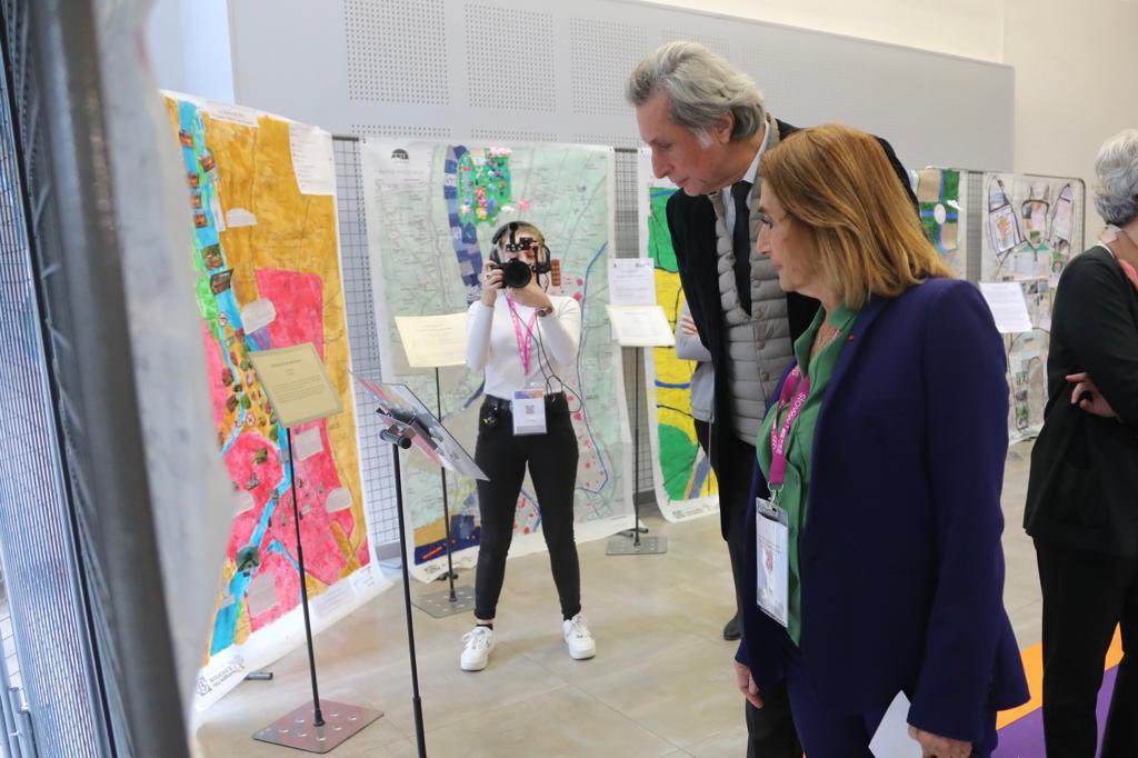 departement13's tweet photo. 🌿🚣 Des fresques réalisées par 7 classes de collégiens Arlésiens sont mises à l'honneur au festival #Sloww!
👏🌍 Bravo à toutes les personnes impliquées dans cette démarche d’éducation au développement du #tourisme #durable de demain.
#FresqueDuclimat #Écologie https://t.co/qZ7geXgPbR