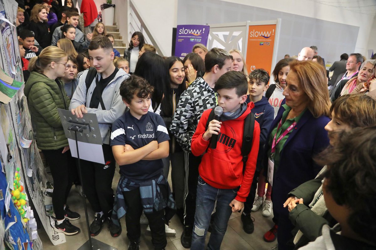departement13's tweet photo. 🌿🚣 Des fresques réalisées par 7 classes de collégiens Arlésiens sont mises à l'honneur au festival #Sloww!
👏🌍 Bravo à toutes les personnes impliquées dans cette démarche d’éducation au développement du #tourisme #durable de demain.
#FresqueDuclimat #Écologie https://t.co/qZ7geXgPbR