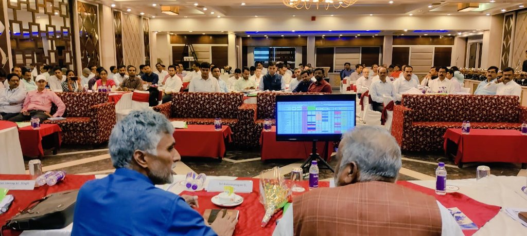 BiharRDD's tweet photo. राज्य के सभी जिला उप विकास आयुक्त के साथ ग्रामीण विकास विभाग के माननीय मंत्री श्री श्रवण कुमार की अध्यक्षता में समीक्षात्मक बैठक की गयी l जिसम���ं विभाग के सचिव श्री बालामुरूगन डी, आयुक्त मनरेगा श्री राहुल कुमार एवं अन्य अधिकारियों ने भाग लिया।
#BiharRuralDevelopmentDept https://t.co/j0AlGSxa0M
