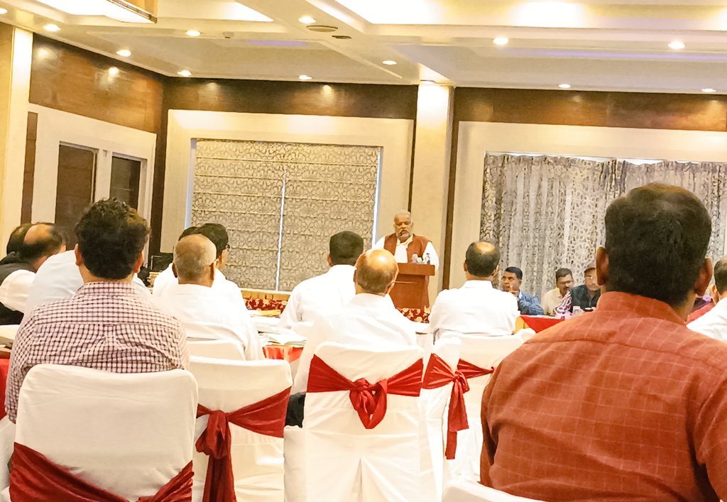 BiharRDD's tweet photo. राज्य के सभी जिला उप विकास आयुक्त के साथ ग्रामीण विकास विभाग के माननीय मंत्री श्री श्रवण कुमार की अध्यक्षता में समीक्षात्मक बैठक की गयी l जिसम���ं विभाग के सचिव श्री बालामुरूगन डी, आयुक्त मनरेगा श्री राहुल कुमार एवं अन्य अधिकारियों ने भाग लिया।
#BiharRuralDevelopmentDept https://t.co/j0AlGSxa0M