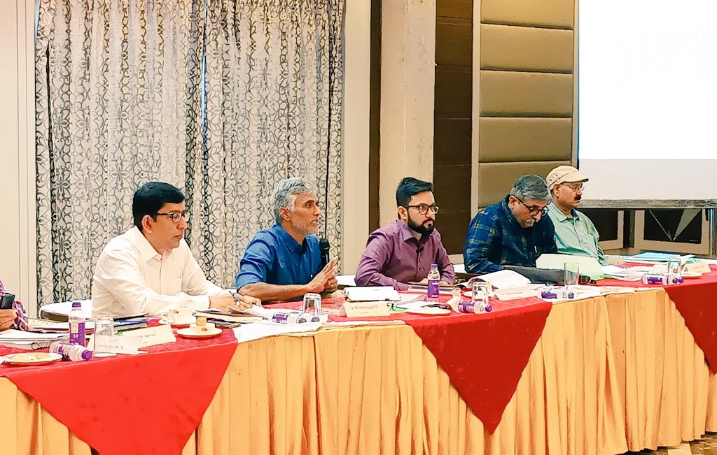 BiharRDD's tweet photo. राज्य के सभी जिला उप विकास आयुक्त के साथ ग्रामीण विकास विभाग के माननीय मंत्री श्री श्रवण कुमार की अध्यक्षता में समीक्षात्मक बैठक की गयी l जिसम���ं विभाग के सचिव श्री बालामुरूगन डी, आयुक्त मनरेगा श्री राहुल कुमार एवं अन्य अधिकारियों ने भाग लिया।
#BiharRuralDevelopmentDept https://t.co/j0AlGSxa0M