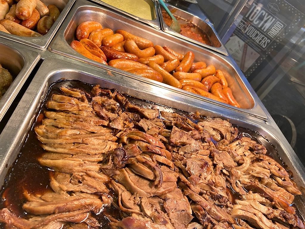 EdwardsofConwy's tweet photo. Hot Food Today /Bwyd Poeth Heddiw
🍴 Roast Lamb
🍴 Beef Stew &amp; Roll
🍴 Pork &amp; Black Pepper 
🍴 Soup of the day - Chicken Chilli Soup
#lunchtime #GotToBeEdwards https://t.co/1wTwR2JcOo