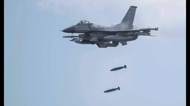 MARCELLINKITUM1's tweet photo. #RDC #M23: D frappes chirurgicales aériennes des avions de chasse RDC sur d positions #M23 ce matin à #Tshanzu, #Musungati, d mouvema de population signalés vers l'#Ouganda.
On signale un repli d M23 vers #Ngugo et #Bukima. l'ennemie n'a même pas eu le temps d démonter ses armes https://t.co/0wpOOPSTB2