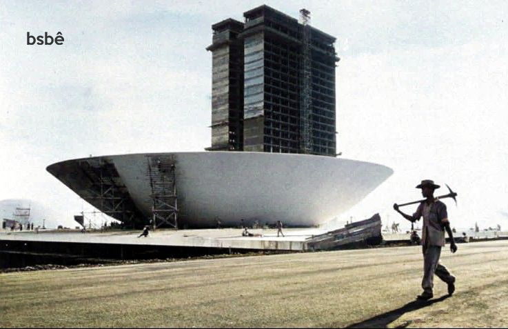 candangosbsb's tweet photo. Construção do Congresso Nacional. Foi concebido pelo arquiteto Oscar Niemeyer, com projeto estrutural do engenheiro Joaquim Cardozo.

© Unknown https://t.co/OtTJrLieuu