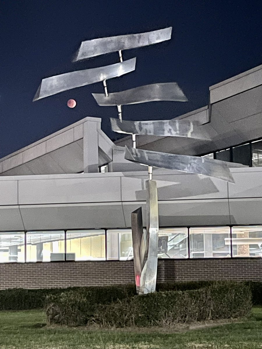 GibGoPo's tweet photo. Lunar Eclipse at the Virginia Beach Meyera E. Oberndorf Central Library. #vbpl #Virginia #Library #LunarEclipse #lunareclipse2022 https://t.co/jKGQeeWGze
