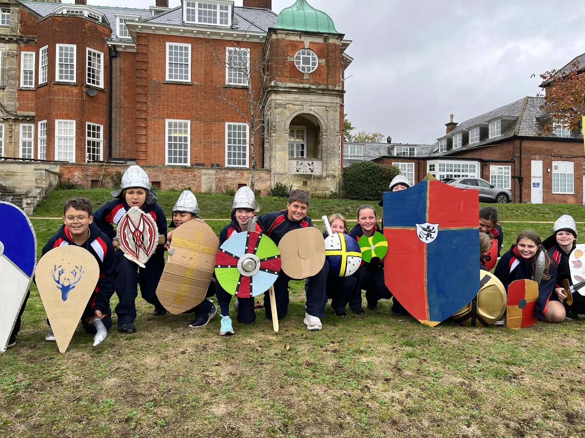 PangCollHistory's tweet photo. For one damp morning Devitt Lawn became Senlac Hill again and the Saxons clashed with the Normans to determine the Fate of England🏴󠁧󠁢󠁥󠁮󠁧󠁿

Excellent engagement and effort from all. Great first morning back at College! #PangCollHistory #PangCollFlourish #PangCollCreativity https://t.co/UsHJbZZ31n