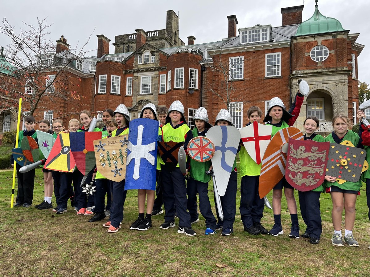 PangCollHistory's tweet photo. For one damp morning Devitt Lawn became Senlac Hill again and the Saxons clashed with the Normans to determine the Fate of England🏴󠁧󠁢󠁥󠁮󠁧󠁿

Excellent engagement and effort from all. Great first morning back at College! #PangCollHistory #PangCollFlourish #PangCollCreativity https://t.co/UsHJbZZ31n