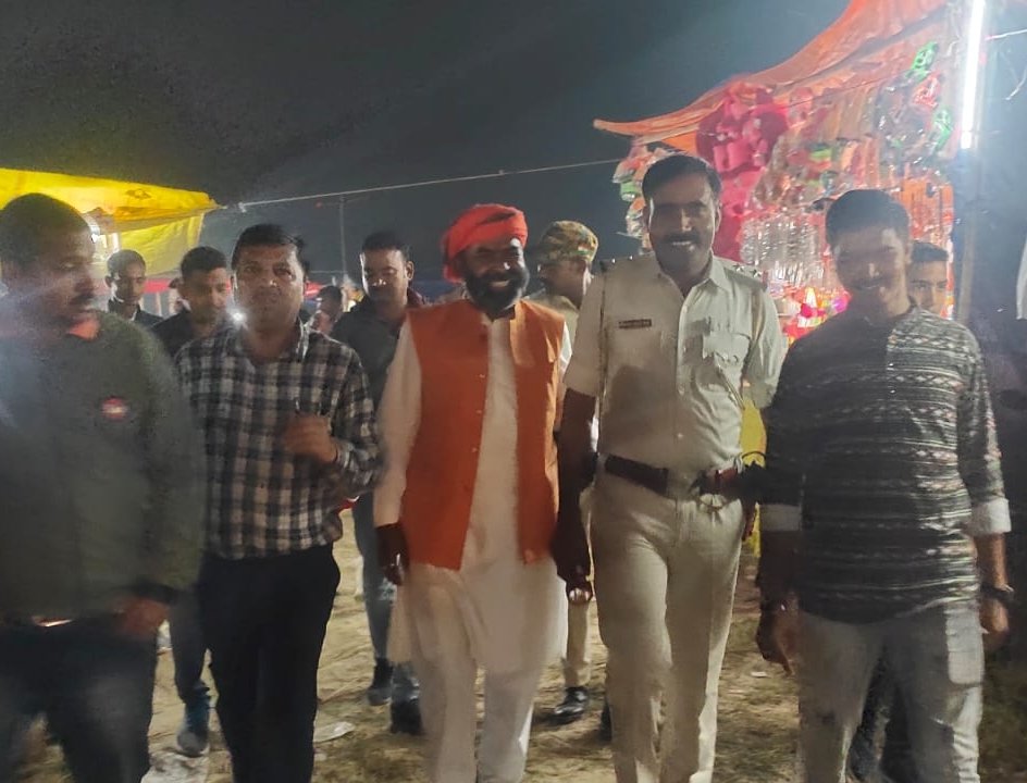PradeepSarraf14's tweet photo. #हर हर गंगे #
सुगौली सिकरहना घाट पर कार्तिक पूर्णिमा के पावन अवसर पर मेला समिति अध्यक्ष श्री ब्रह्मदेव सहनी जी,सुगौली अंचलाधिकारी श्री धर्मेंद्र गुप्ता जी,सुगौली थाना प्रभारी श्री अखिलेश मिश्रा जी के साथ मेला भ्रमण करते हुए। https://t.co/32ChRKhiJZ