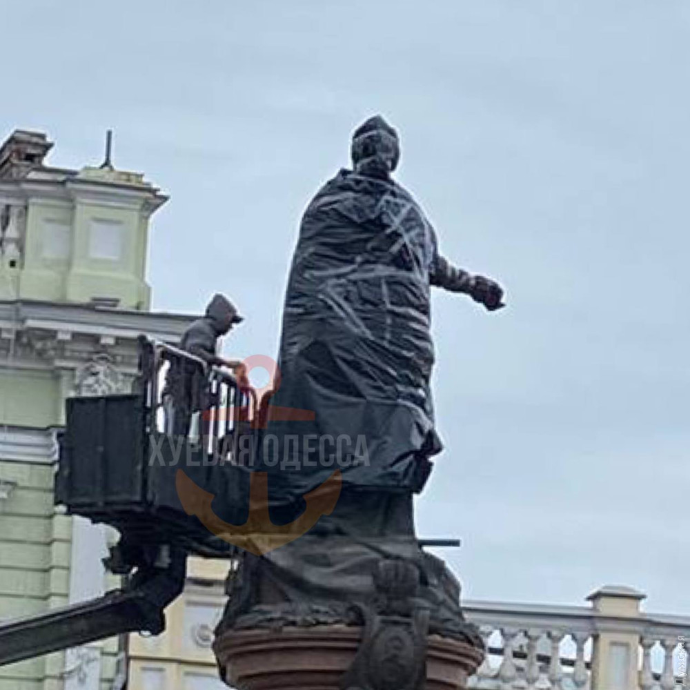 borodata_i's tweet photo. #Одеса #Україна 

📸І фото. 1917 рік. Пам'ятник засновникам Одеси, задрапірований після Лютневої революції.
📷ІІ фото. 27.10.2007 рік. Пам'ятник засновникам Одеси перед відкриттям.
🖼ІІІ фото. 6.11.2022 рік. Підготовка до можливого демонтажу пам'ятника "Катерина в чорному пакеті" https://t.co/fDFcUn8i2E