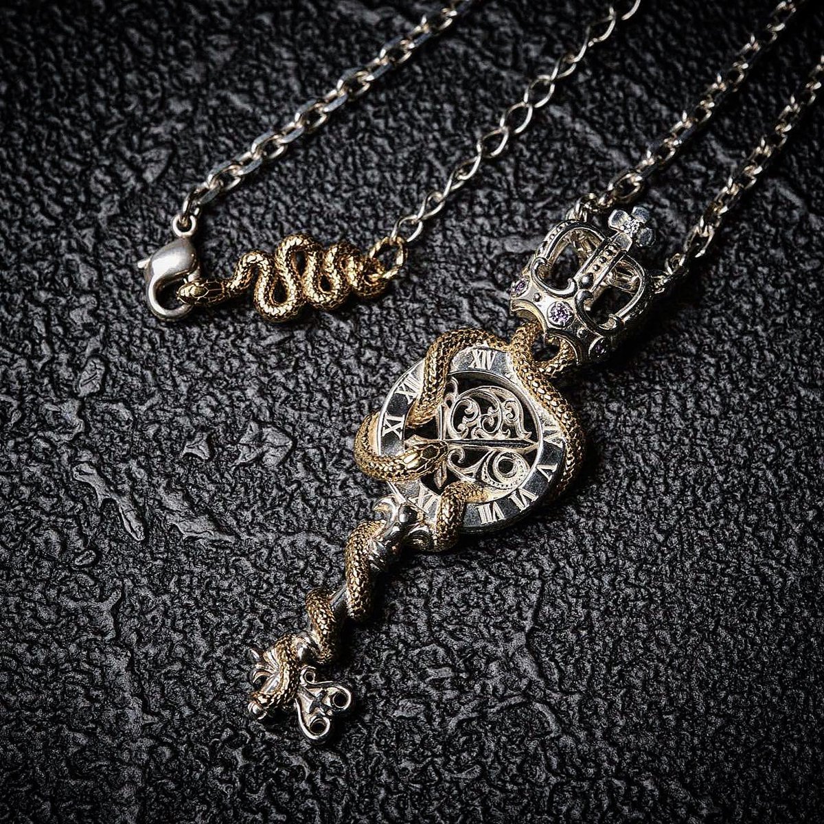 DearestCROWN's tweet photo. 【Dearest CROWN 作品紹介】
『"未来を切り開く鍵に絡み付く大蛇"
をモチーフにしたペンダント。
優しさと祝福を秘め、あなたの目指す遥か頂きまで導いてくれる護り神となりますように』
YAOBOROS/silver925
Art/2020
#silver925 #dearestcrown https://t.co/5WmXzMraVG
