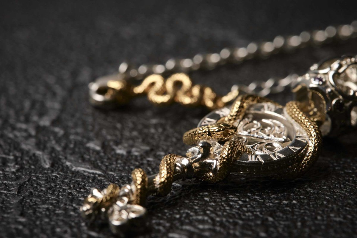 DearestCROWN's tweet photo. 【Dearest CROWN 作品紹介】
『"未来を切り開く鍵に絡み付く大蛇"
をモチーフにしたペンダント。
優しさと祝福を秘め、あなたの目指す遥か頂きまで導いてくれる護り神となりますように』
YAOBOROS/silver925
Art/2020
#silver925 #dearestcrown https://t.co/5WmXzMraVG
