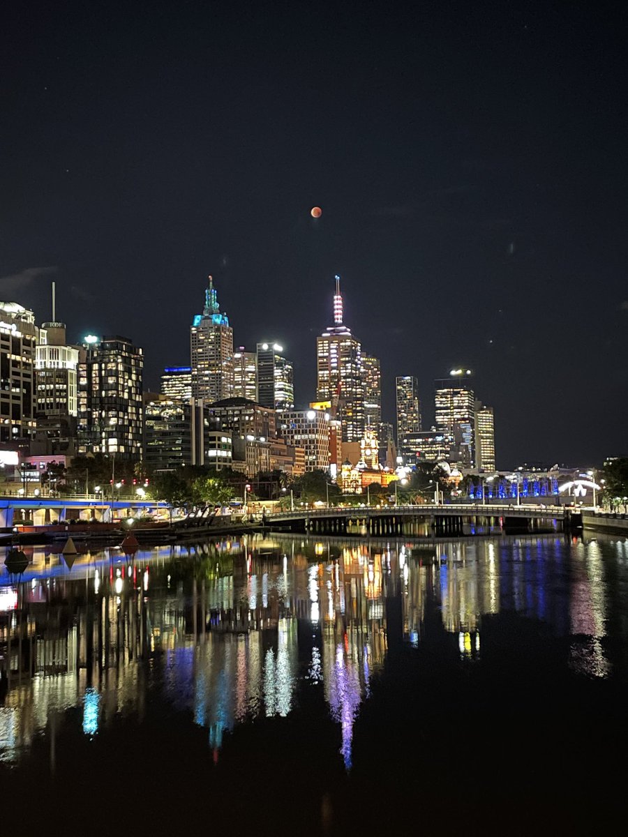 ptingate's tweet photo. Melbourne looking magnificent tonight under an amazing blood red moon #melbourne #eclipse https://t.co/rESWc5oRKG