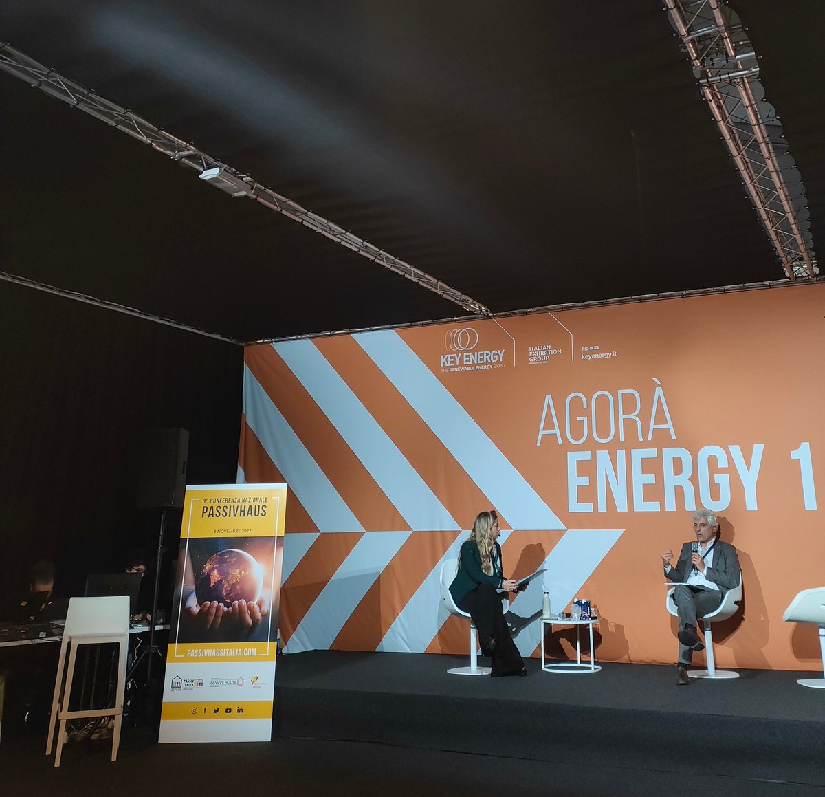 agenziaAD's tweet photo. 🌳 L'8^ Conferenza Nazionale #Passivhaus continua con l'intervento del direttore di @GBCItalia Marco Caffi.
Si parla di #greenbuilding #sostenibilità #ambiente #casepassive ♻️
@Zephir_Passiv @Ecomondo @KeyEnergyit #ecomondo2022 #rimini https://t.co/lhbvLP0f7G