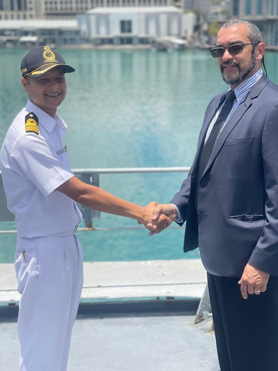 Director of @RCOC_Center paying a courtesy visit onboard the CGS Barracuda Mauritius.@RMIFCenter @MASE_programme @commission_coi @EUCrimario
