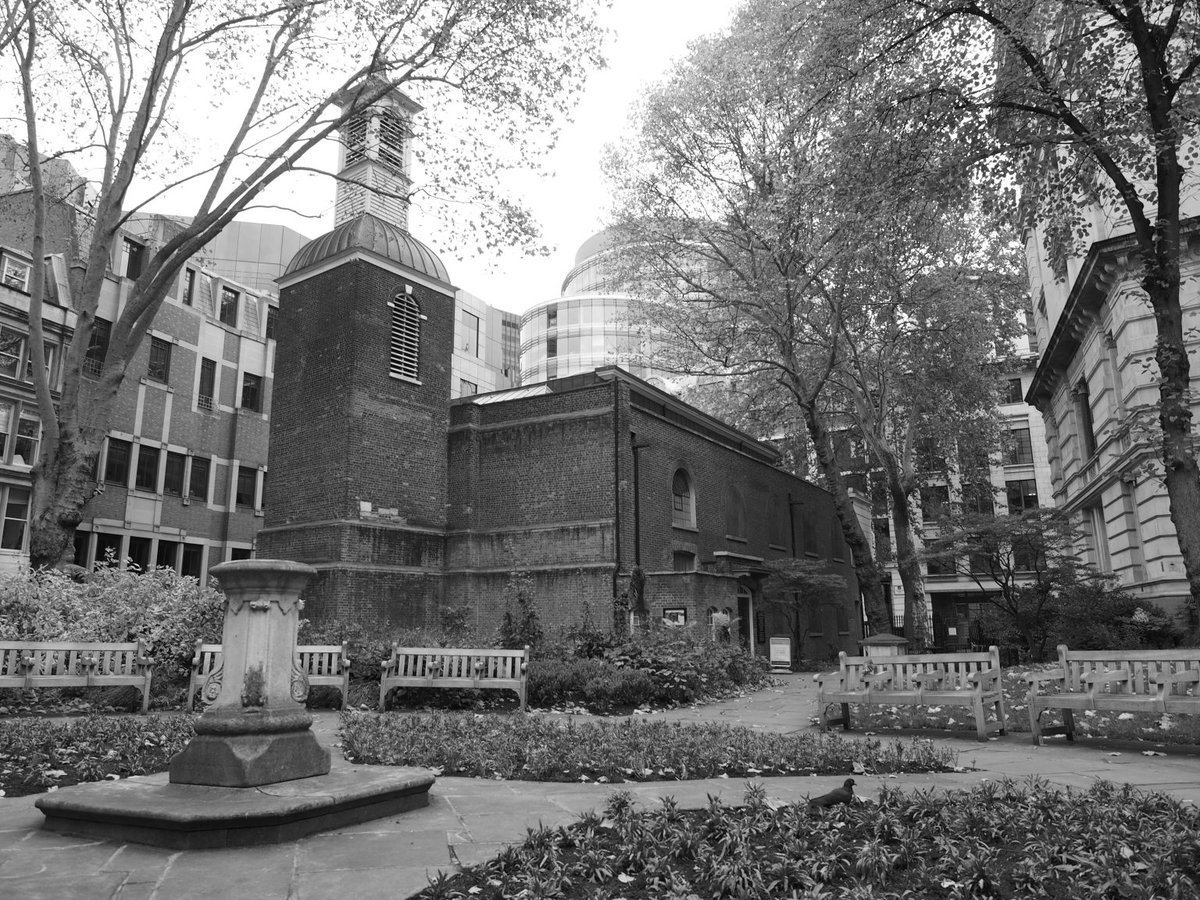 Excellentwalks1's tweet image. Postman's Park - a hidden oasis in the City of London and a moving memorial to heroic self-sacrifice.
Read more here - xlwalks.co.uk/Home/?p=1525
#guidedwalk #walkingtour #lovelondon