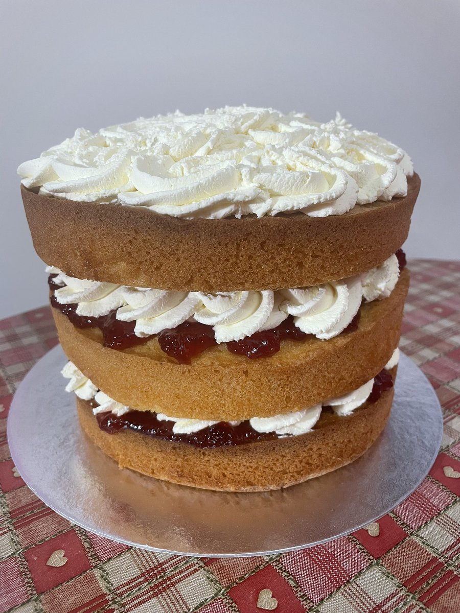 Blueberrys_cafe's tweet photo. Whole Victoria Sponge with strawberry jam and fresh cream picked up this morning for a birthday celebration 🎉 hope you all enjoy!! #blueberryscafe #cake #iow #freshcream #victoriasponge #classiccake #classicbake https://t.co/juooKXe6W4