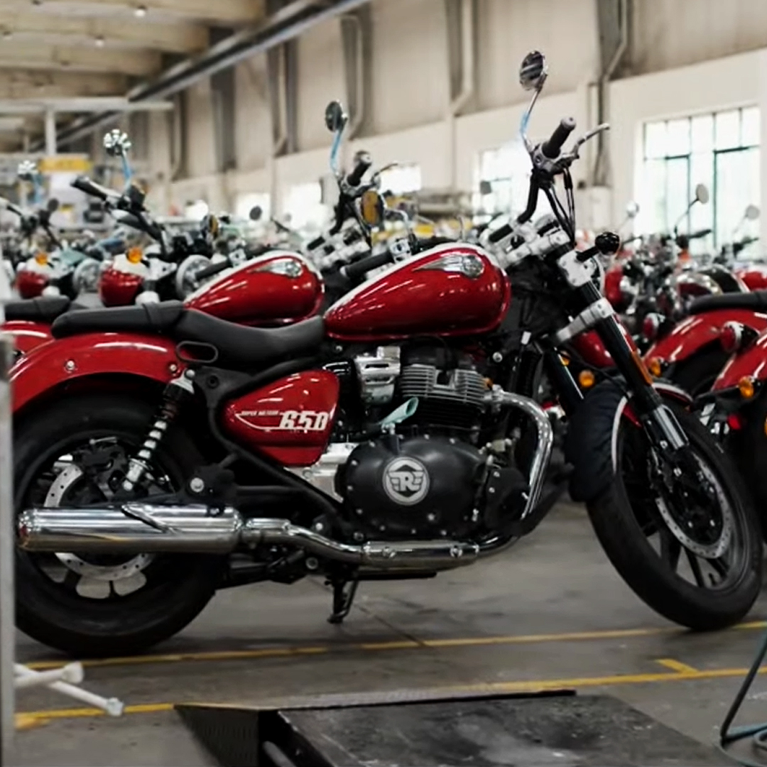 YSAutoStory's tweet photo. .@royalenfield, globally unveiled the new Super Meteor 650 the latest addition to the brand’s 650cc armoury after Interceptor and Continental GT. It flaunts a typical cruiser styling but gets more premium hardware.

#royalenfield #supermeteor #cruiser #650cc #paralleltwin https://t.co/j0RKNN0OXp