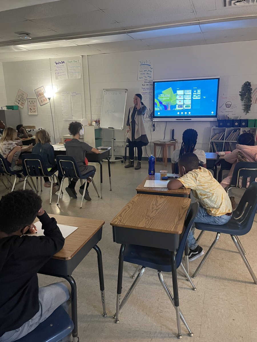WozSquad's tweet photo. #coteaching #syllabication with the amazing  @megcrowe … students are loving it 😍 #fourth.   📚 https://t.co/VrHJJn7aCp
