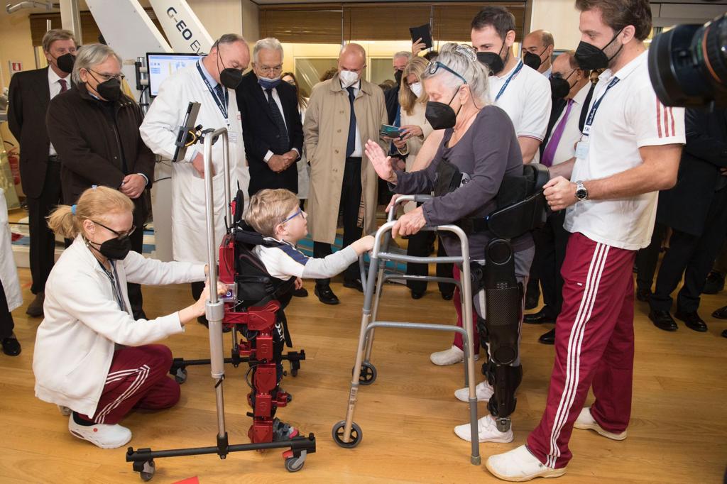 SanRaffaelespa's tweet photo. Si chiama #Atlas ed è il nuovo supereroe del reparto pediatrico presentato oggi all’#IRCCSSanRaffaele, con il progetto #RoboKID, alla presenza del @MinisteroSalute Schillaci.
👉https://t.co/pfEztpTiLA
@RegioneLazio @nzingaretti @AlessioDAmato_ @SaluteLazio @MarsiBionics #emac https://t.co/ebwTRCguJm