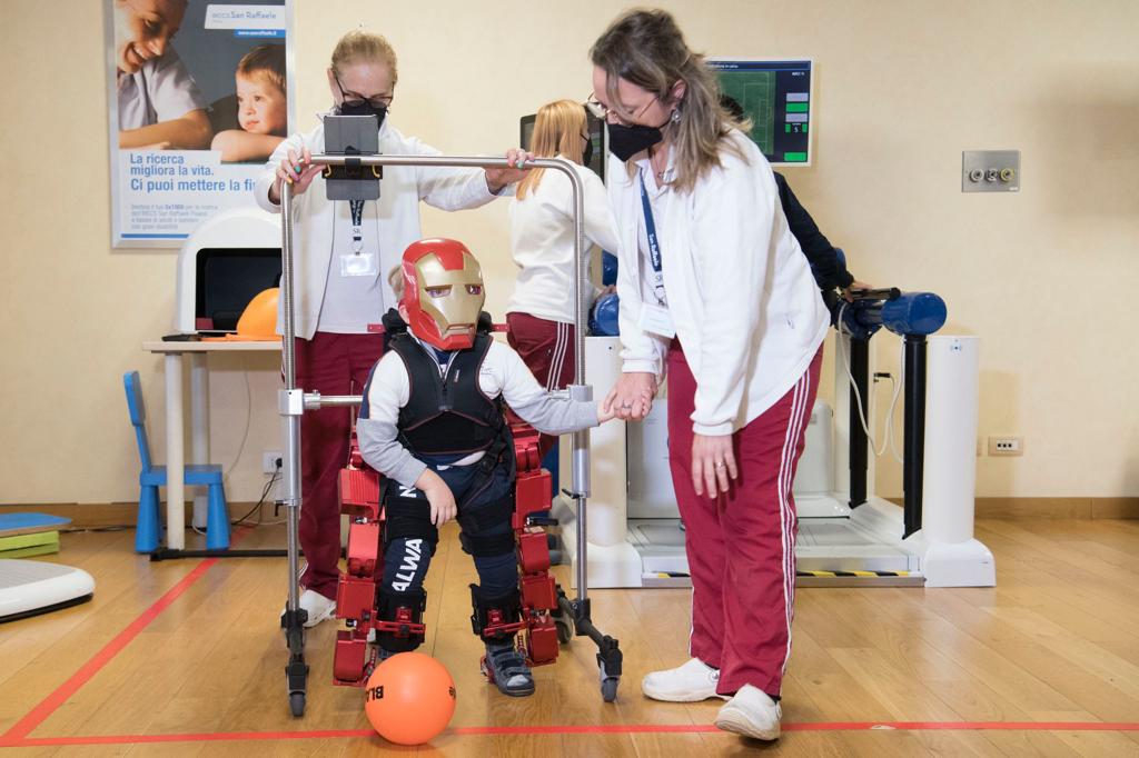 SanRaffaelespa's tweet photo. Si chiama #Atlas ed è il nuovo supereroe del reparto pediatrico presentato oggi all’#IRCCSSanRaffaele, con il progetto #RoboKID, alla presenza del @MinisteroSalute Schillaci.
👉https://t.co/pfEztpTiLA
@RegioneLazio @nzingaretti @AlessioDAmato_ @SaluteLazio @MarsiBionics #emac https://t.co/ebwTRCguJm