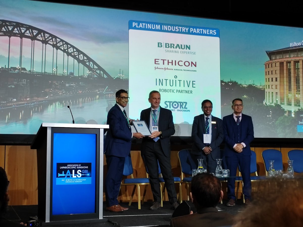 Delighted to present Professor Luigi Bonavina with the <a href="/EAES_eu/">EAES</a> certificate. We look forward to further collaborating in the future #ALS2022
