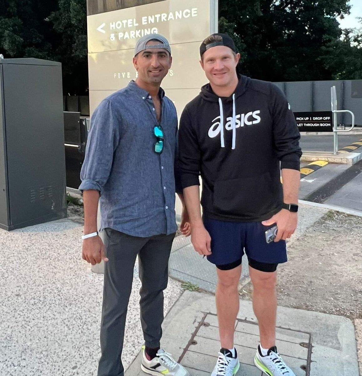 ShahnawazDahani's tweet photo. Just caught up with the legends @ShaneRWatson33 &amp; Shivnarine Chanderpaul. And they made sure Australian &amp; Carribean Fans will be supporting @TheRealPCB in Semifinals.🙏❤️🇵🇰
#T20WorldCup2022
#SemiFinals. https://t.co/o4LBgSQf4l