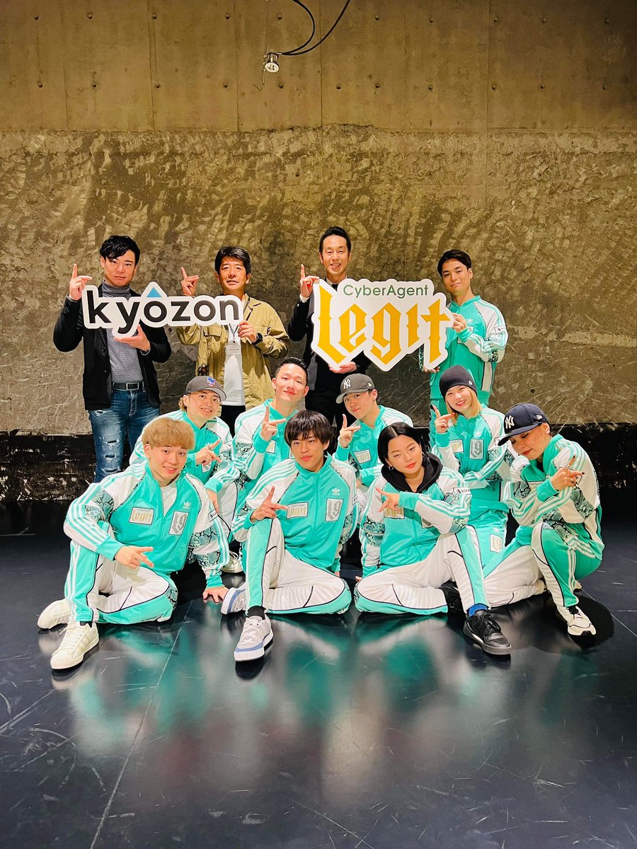 EDGE89218116's tweet photo. kyozonが、ご縁を頂きcyber agent Lejitのスポンサーをさせて頂く事になり記念撮影をさせて頂きました。若いってだけで素晴らしい。
この時に抱く、希望や夢を永遠に持ち続けて欲しいです。
事業や仕事も希望や夢を持つ『ビジョン』って大切。
https://t.co/OStE9NE0o8
#サイバーエージェント #Lejit https://t.co/QkaAoOclDT