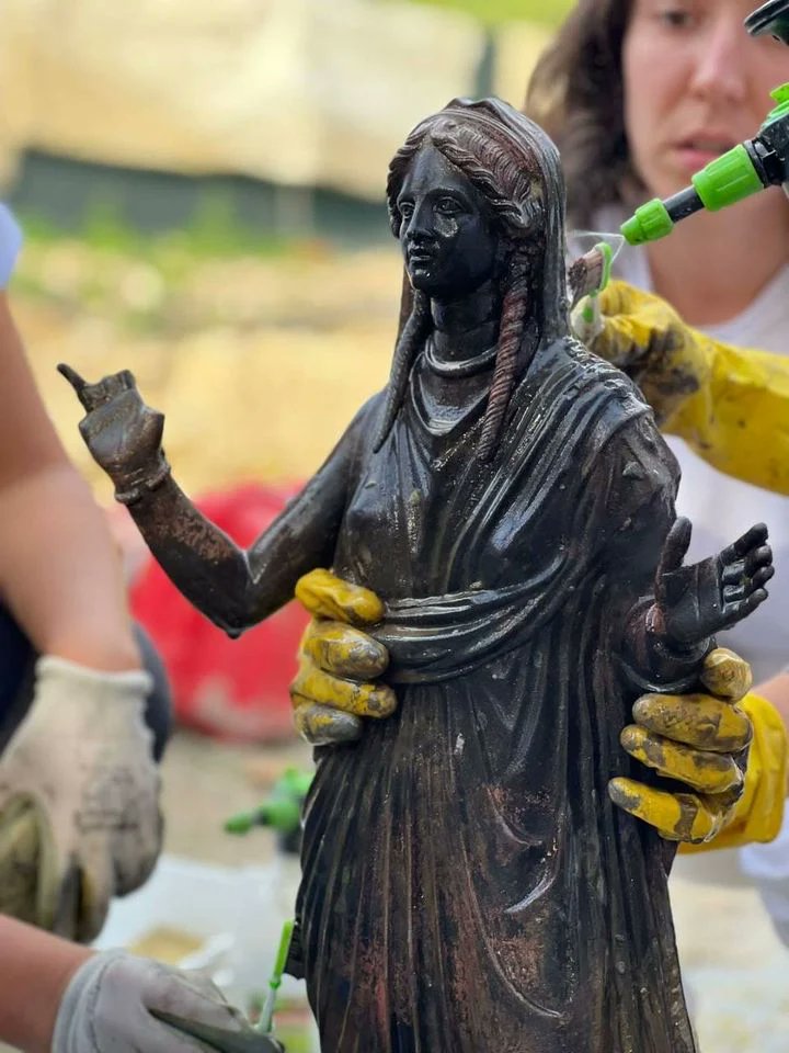 Una scoperta che “riscriverà la storia”.

Queste le parole dell’archeologo Jacopo Tabolli dopo che a San Casciano de’ Bagni, in provincia di Siena, sono venute alla luce oltre 24 statue di bronzo di raffinata fattura custodite e protette dal fango per 2300 anni.