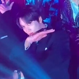 haechanprints's tweet photo. haechan captured on the vcr screen then did a dab ㅋㅋ https://t.co/EqjAYI2P4f
