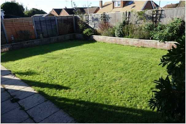 NEW! This detached bungalow enjoys a quiet yet convenient location, a conservatory/dining room addition and two double bedrooms plus an occasional third bedroom/study. For sale with no onward chain, early viewing is highly recommended (details: bit.ly/stithaclose)