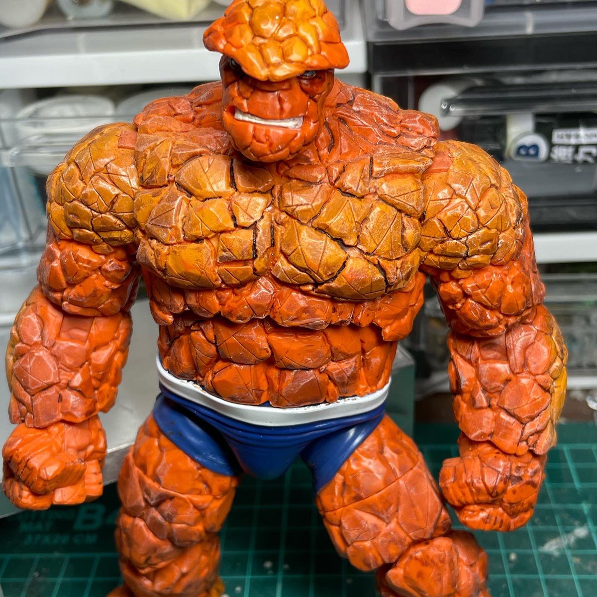 okina1992's tweet photo. マーベルレジェンドのシングをプチカスタム。口が半開きになっている顔を口が閉じた状態に変更。あとリペイントというかウェザリングもしました。#アメトイカスタム #カスタムフィギュアが見れるタグ #MarvelLegends https://t.co/4YPDwxsDPv