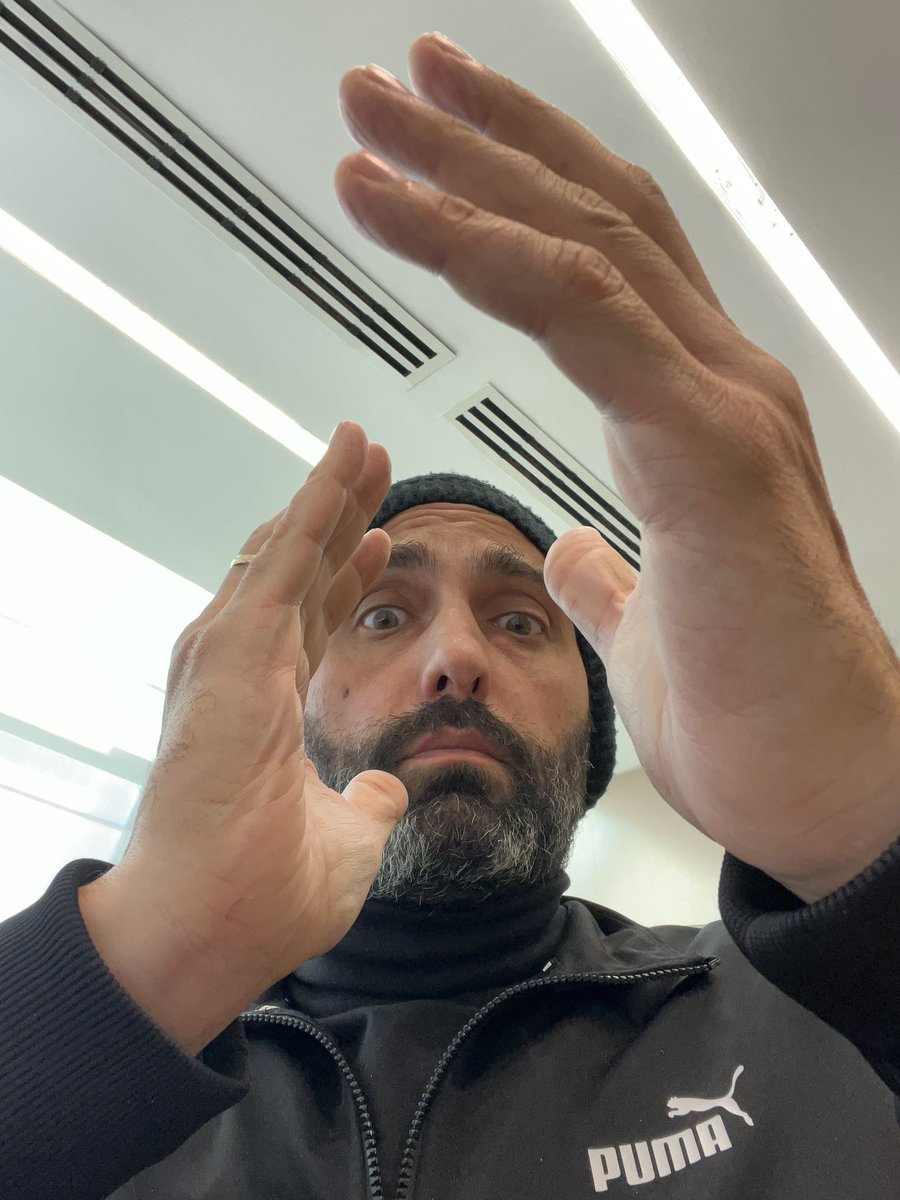 COSA FA?? APPLAUDE TRA UN MOVIMENTO E L’ALTRO? SHHH !! COME OSA DISTURBARE GLI ARTISTI? CAPRA‼️
ma… ai tempi di beethoven si faceva… 
sai che c’è? 🖕🖕🖕🖕🖕🖕🖕
#semipiaceapplaudoanchedopoilprimovimento

<a href="/PUMA/">PUMA</a>