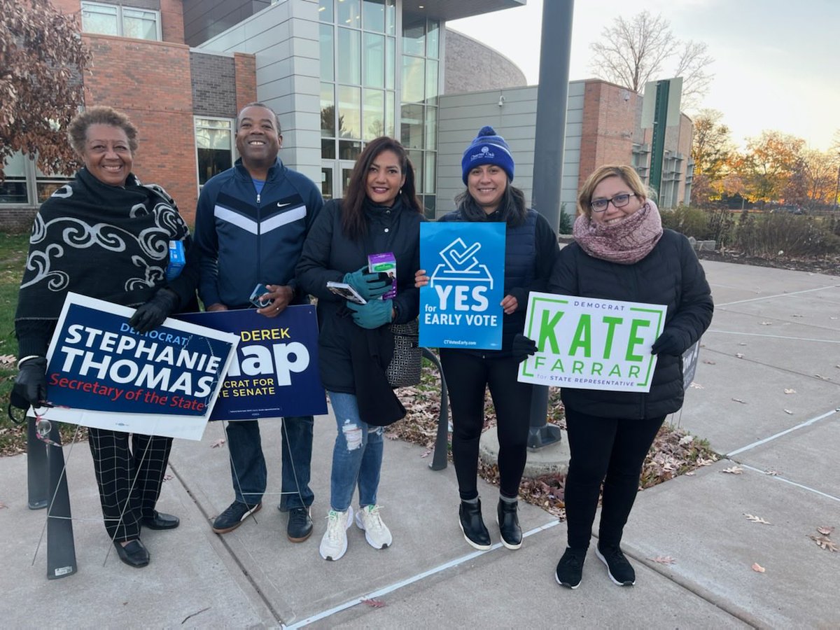 WeHaDEMS's tweet photo. West Hartford Dems bundled up and ready to support all the Democrats on Row A. ⁦@CTDems⁩ #VoteBlueToSaveDemocracy https://t.co/TYdYwWgCk3