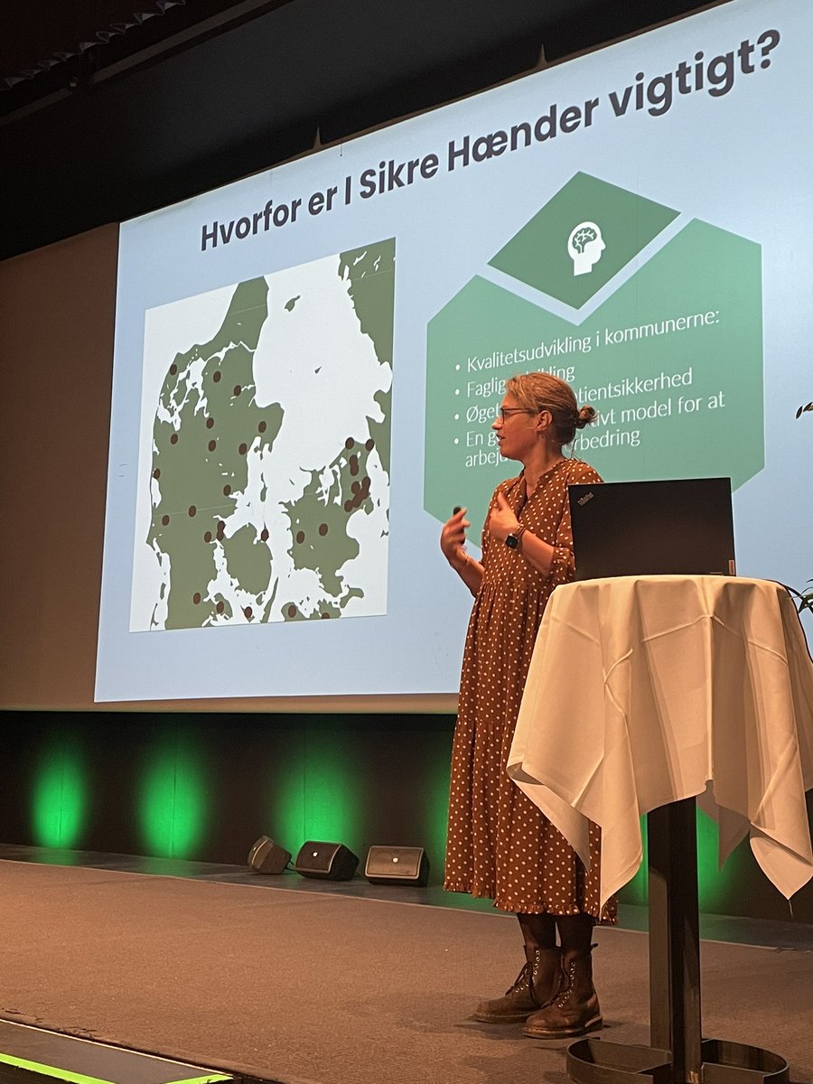 VibekeRischel's tweet photo. Kommunerne har en vigtigt rolle i sundhedsvæsenet og ældreplejen. ‘I viser vejen og er en inspiration for andre med jeres resultater’ @blomgrenagerbak anerkender indsatsen i #isikrehænder https://t.co/10WzwM8yfV
