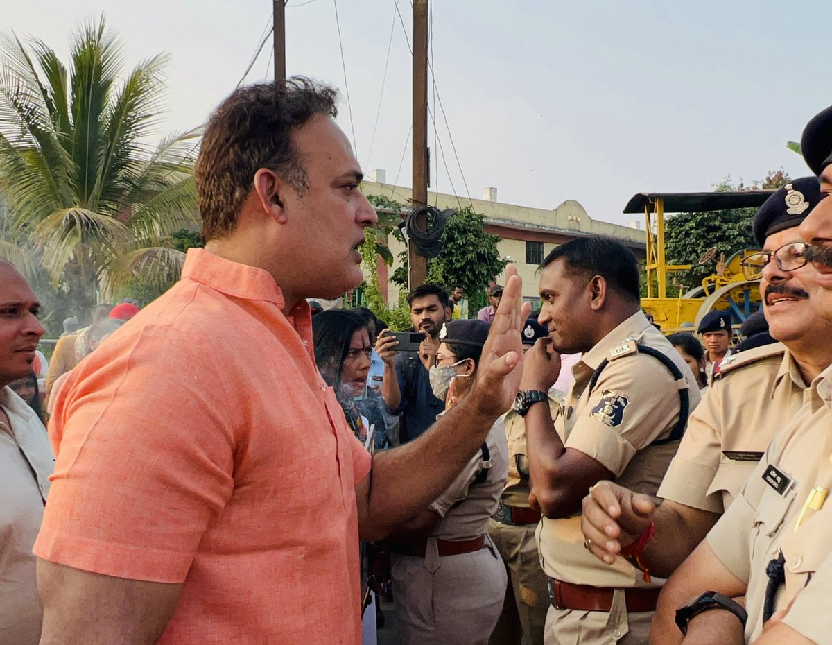 ShrivasGouri's tweet photo. अनुकंपा नियुक्ति को लेकर पंचायत शिक्षा कर्मी की विधवाओं ने निकाला खप्पर रैली—  संघर्षशील माताओं को दण्डवत प्रणाम 🙏🙏। @bhupeshbaghel @ChhattisgarhCMO @drramansingh @narayan_chandel @OmMathur_bjp @yagnyawalky @ajayjamwalbjp @NitinNabin @ArunSao3 @BJP4CGState https://t.co/kJbpSZu6UY